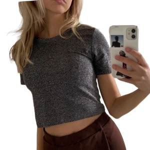 glittrig topp - supergullig glittrig topp/babytee från BikBok. storlek XS. perfekt för fest eller nyår! sparsamt använd och i bra skick.