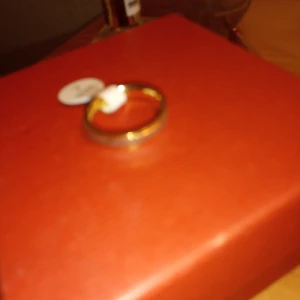 Guldfärgad ring med Titan stål stl 7 . - Helt ny och oanvänd ring Guldfärgad med Titan stål stl 7 .nickelfritt .ej Guld .hämtas i Skene alt skickas .portofritt Swishbetalning tillämpas .frakt inräknat i priset .