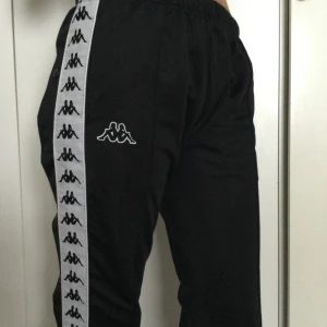 Kappa pants - Skiiiit snygga lowwaist byxor från kappa i storlek M 🤎 Använt fåtal gånger  200 kr plus frakt