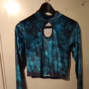 blå krop topp  - Blå topp med ur skurning vid bröstkorgen 