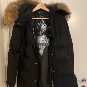 Hollies subway jacka - Jackan heter hollies subway köpt för 5300 på Johnells. Säljer den eftersom att den inte längre passar  mig. Endast använd i en vinter. Äkta päls. Pris kan diskuteras.