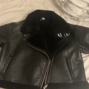 Snygg höst/vinter jacka - Den är super go när det är kallt ute, använd ca 5 gånger, säljer pga att jag ska ändå köpa ny, säljs inte längre i affär.