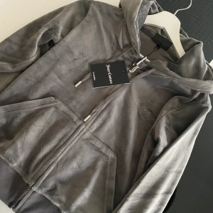 Juicy couture kofta - Helt ny med lappar kvar! storlek S. superskönt material😍 köpt för 1200kr. 
