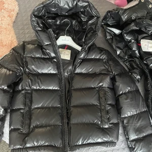 Moncler svart Jacka - Säljer min älskade moncler Jacka! Den är i väldigt fint skick då den är sparsamt använd och har alltså inga defekter. Färgen är svart och den är i storlek 14y men sitter bra på mig som i vanliga fall har XS/S. Den är självklart äkta, köpt på NK i Göteborg förra året och kan även skicka bild på QR-kod om det behövs. Skriv till mig vid intresse eller fler frågor! ☺️ KÖP DIREKT FÖR 3200kr!