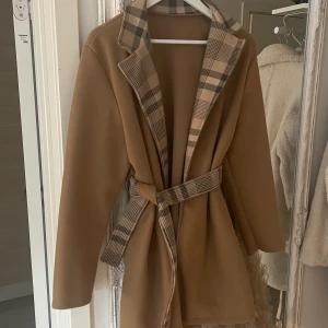 Brun kappa  - Superfin höstig kappa, storlek M 