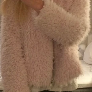 Fluffig jacka  - Fluffig jacka i stl xs/s, i bra skick då den är använd förtal gånger