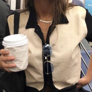 Beige och svart topp/blus med knappar - Lånad första bild!! Knappt använd kort topp/blus med knappar framtill. Nypris 400kr. Skick 10/10