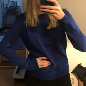 Stickad tröja - En super fin och skön tröja i en kobolt blå💛 sitter lite löst på mig med M.