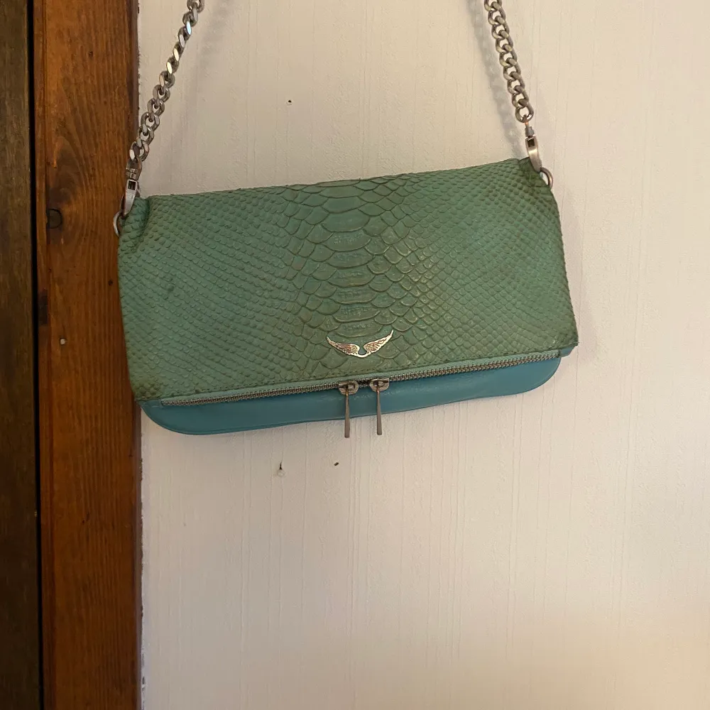 Säljer min älskade Zadig väska som är välanvänd, pris kan diskuteras💕 älskar färgen som är ganska unik. Väskor.