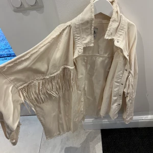 zara jacka - jacka från zara! kommer inte till användning och därför i bra skick! lite rynkig men kan stryka innan jag postar!🫶🏼