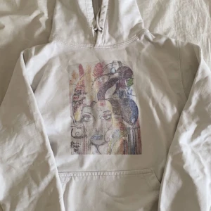 The Cool Elephant Hoodie - Säljer min populära the cool elephant hoodie köpt från deras hemsida. Säljer för den ej passar längre. Nypris är ungefär 600kr. Trycket är lite urtvättat så där av priset. Kom privat för fler bilder, pris kan diskuteras❤️❤️