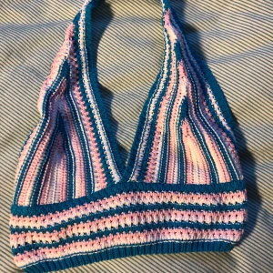 Stickad topp - En jätte fin halter topp från Italien, aldrig använd för att den inte passa mig tyvärr.Men inga fläckar eller fel på plagget, onesize. 150kr+66