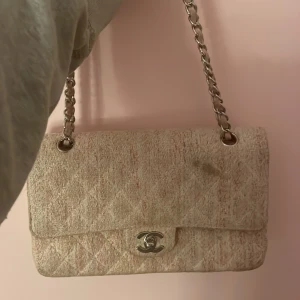 Chanel väska - Säljer nu min Chanel väska då den aldrig används. Nedsatt pris då jag inte har något äktehetsbevis men de är en äkta 💓