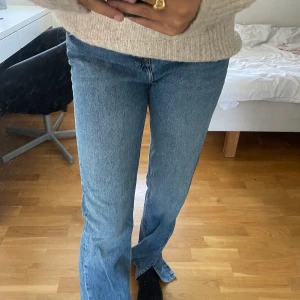 Långa jeans  - Jättefina oanvända långa jeans med slits på sidan. 