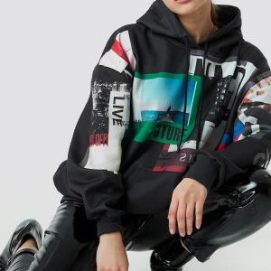 Nakd Hoodie - Slutsåld hoodie från nakd med coola tryck från nakd. Storlek s men skulle säga att den är  oversized och sitter väldigt snyggt på kroppen😍. Har tyvärr tröttnat på den. Nypris 350, jag tar Swish 🍂💕💕