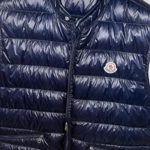 Moncler väst - Pris 1500kr Storlek M Skick 9/10 (ÄKTA)
