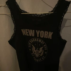 Brandy melville linne - Brandy melville tanktop köpt förra året i nyskick 🖤 Skriv vid intresse eller för mer bilder 🫶 (Använder inte ’köp direkt’)