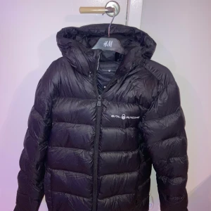 Sail Racing Jacka - Fin dunjacka av märket Sail Racing i storlek SMALL. Inga hål eller repor på jackan. 