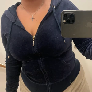 Kofta  - Jätte fin marinblå kofta från Cubus som tyvärr inte kommer till användning.