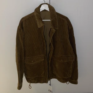 Jacka av manchestertyg - För stor och orkade inte returnera men svinsnygg 🤯Nyskick/Aldrig använd, etikett sitter kvar. Herrmodell men funkar som unisex. 