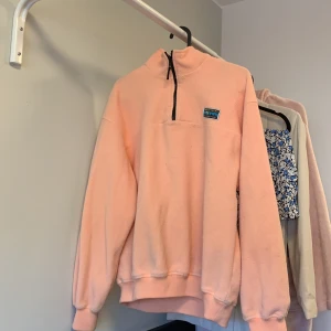 Flecce från junkyard - Säljer en orange/Peachfärgad  fleece från junkyard. Storlek XS.