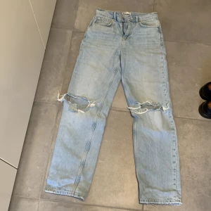 Gina tricot - Säljer ett par jeans en Gina i strl 34. Bra skick.
