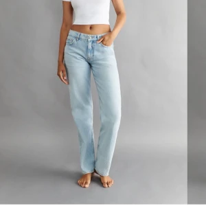 gina low waist jeans  - Läljer ginas snygga ljusblå lågmidjade jeans pågrund av inte använder så mycket och lite för Långa på mig som är 155 cm.💞Dom är inte jätte använda men ändå bra skick och startpriset ligger på 500kr✨Skriv till mig om frågor!