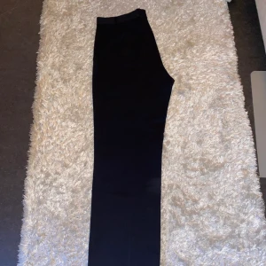 Vintage kostymbyxor - Vintage kostymbyxor i en mörkblå färg med pinstripes. Bra skick, passar ungefär 32x34 