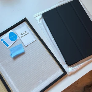 iPad skal+skärmskydd - Säljer mitt skärmskydd och skal till iPad Air som jag aldrig har användt. I skärmskyddet ingår puts duk och andra rengörings grejer. Skärmskyddet är även ”anti-fingerprint”. Skalet är magnetiskt och kan även ställas upp. Värde: 120 kr