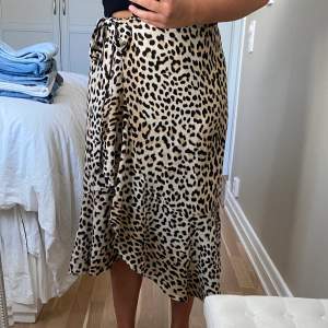 Säljer denna fina kjol från Gina tricot i en fin leopard mönster. Den har knytning på ena sidan. Storlek S, men kommer inte till användning då den är för liten. Möts i sthlm och fraktar, pris kan diskuteras💝 