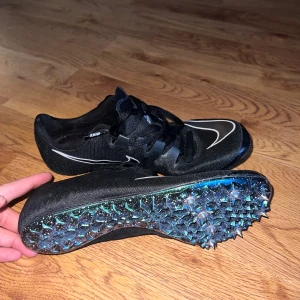 Nike Zoom superfly elite 2020  - Säljer mina Nike Zoom superfly elite 2020 modell.  Använda ett sprintpass, storlek 38,5. 24 cm. Sitter lätt och bra på foten. Spikarna är nya.  Inköpspris 1700kr Säljer för 700kr 