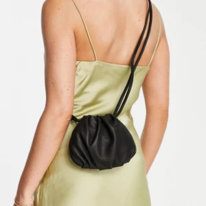 Topshop - Leah - Svart axelremsväska i läder med dragsko - Använts 1 gång. Ordinarie pris 389kr men säljer den för 150kr