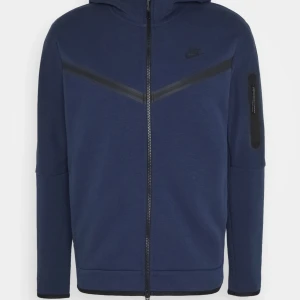 Nike tech blå  - Nike teck tröja mörkblå Nypris: 1250kr Mitt pris:900kr Knappast använd.