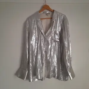 Silvrig skjorta i silkesblandning från H&M strl 38 (passar även en small)