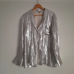 Silvrig skjorta silke - Silvrig skjorta i silkesblandning från H&M strl 38 (passar även en small)