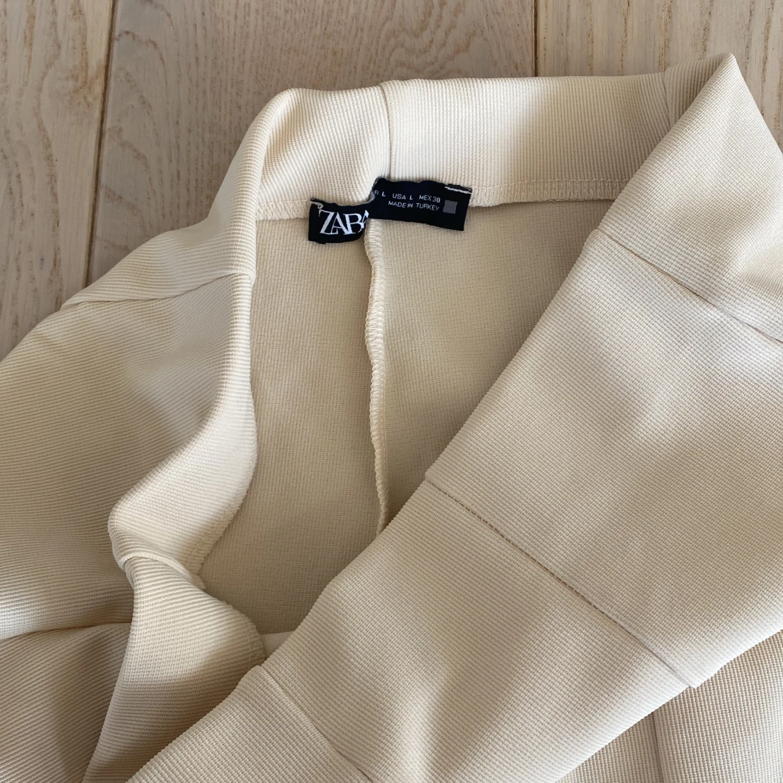 Oanvända kostymbyxor från Zara med slits - 91