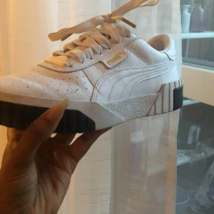 Pumasneakers - Coola Vita pumasneakers som använts sparsamt! Väldigt fint skick, nytvättade(/