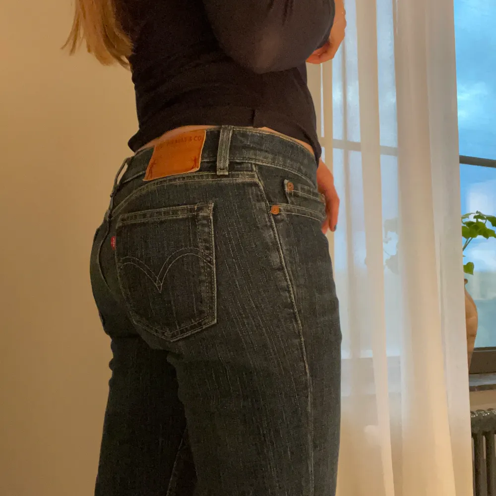 Lowrise bootcut jeans från Levi’s, går ner till ankeln på mig som är 175💓står ej storlek men passar mig perfekt som har 36 i vanliga fall:). Jeans & Byxor.