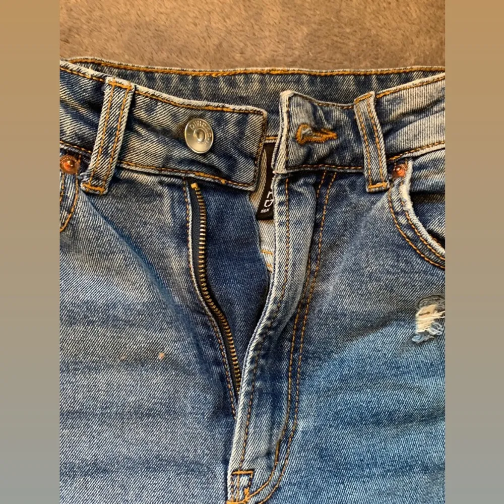 Jeans från HM i Straight Leg. Lite hål längst upp och ljusare färg på låren. Storlek 34, använda fåtal gånger. 120kr + frakt (cirka 50kr). Jeans & Byxor.