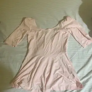 Gullig rosa t-shirt/topp från Gina Tricot i storlek xs💕
