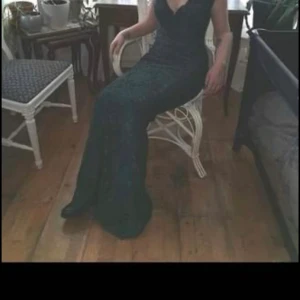 Emeraldgrön långklänning  - Säljer min balklänning, den har aldrig varit använd endast testad😇 storlek S, men passar även M. Den är figursydd, spetts. Sitter inte för tajt men inte heller för löst utan sitter bra och ger en fin form