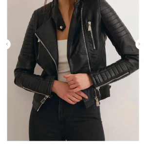 Chiquelle skinnjacka nypris 799 säljs för 300kr  - Nyskick svart skinnjacka