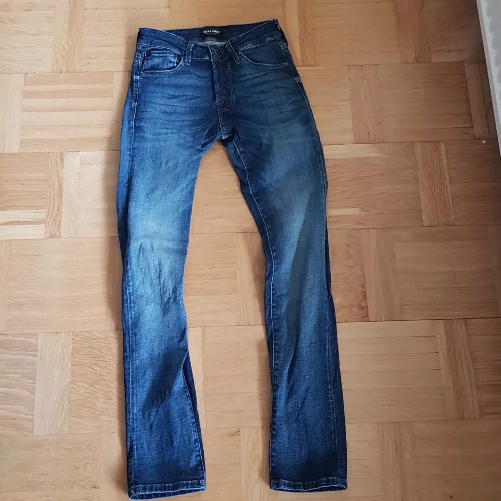 Blå jeans från Jack & Jones. Midja 26, längd 32. Stretchtyg. Slim fit modell, Glenn. Använda ett par gånger. Mycket fint skick.. Jeans & Byxor.