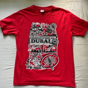 Tshirt  - En röd tshirt med snyggt tryck både bak och fram, oklart vilken storlek men skulle säga att den är storlek S💕 mötas upp eller frakta då köparen står för frakt