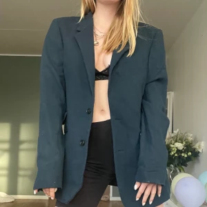 Oversized marinblå blazer ASOS - Oversized marinblå blazer. Herrkläder, storlek EU 50, men ser snygg ut på kvinnan