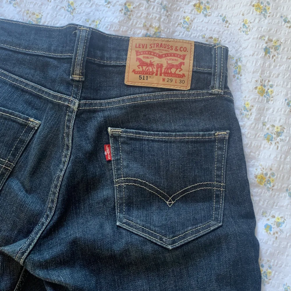 Fri frakt!💗511 jeans från levi’s som är knappt använda, inte min stil riktigt. lågmidjade. passar mig som är 36!. Jeans & Byxor.