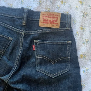 Levis 511 jeans - Fri frakt!💗511 jeans från levi’s som är knappt använda, inte min stil riktigt. lågmidjade. passar mig som är 36!