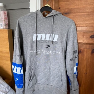 Grå hoddie ifrån madlady  - Jag säljer denna hoddie i storlek S då jag ej har denna stilen längre. Hoddien är använd ett fåtal gånger men tyvärr så upptäckte jag när jag tog bilderna att en mini fläck finns på luvan (den syns dock ej). Original priset på hoddien var 500 kr .