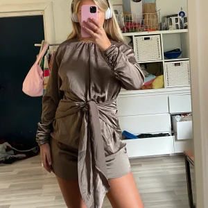 Brun klänning🤎 - Brun klänning med markerande band i midjan🤎