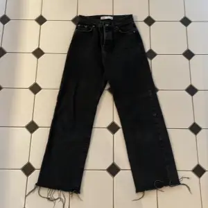 Raka jeans  Storlek: EUR 32, USA 8, Mex 22 Grå/svart färg 